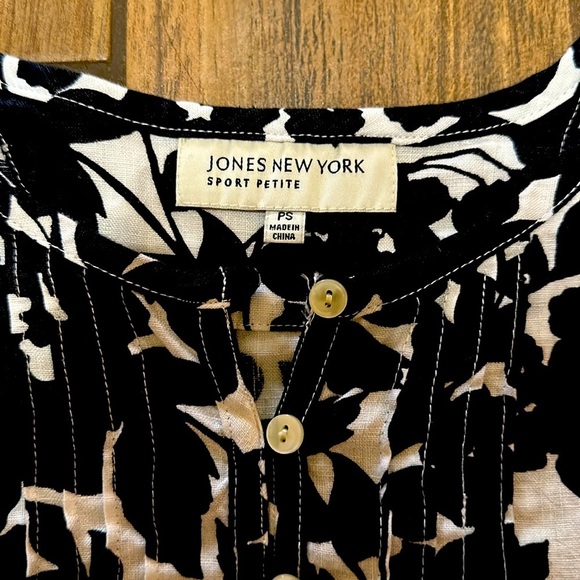 Jones New York linen petite small black and white floral crop sleeve top - Picture 2 of 5